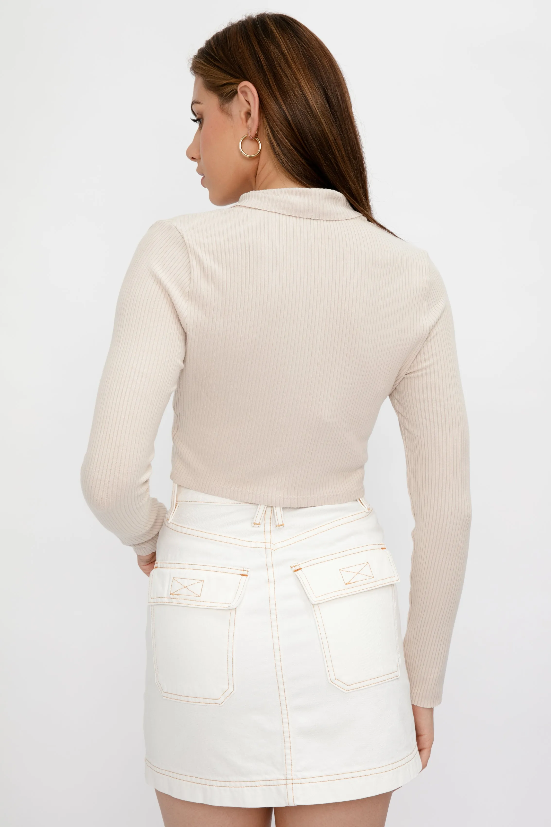 Alloy Ribbed Cropped Button Turtleneck in Limestone